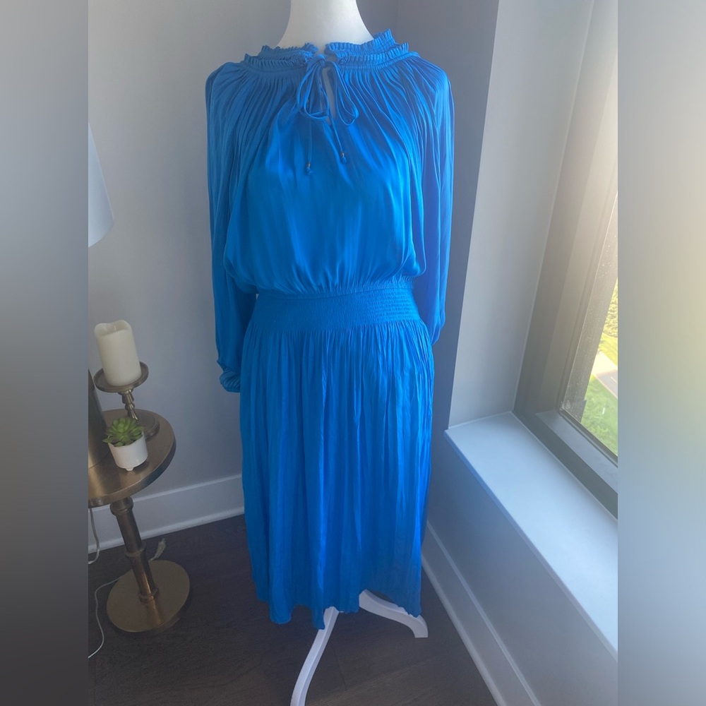 Vibrant turquoise silky feel dress from White House Black Market! Size M.